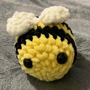 Crochet bee